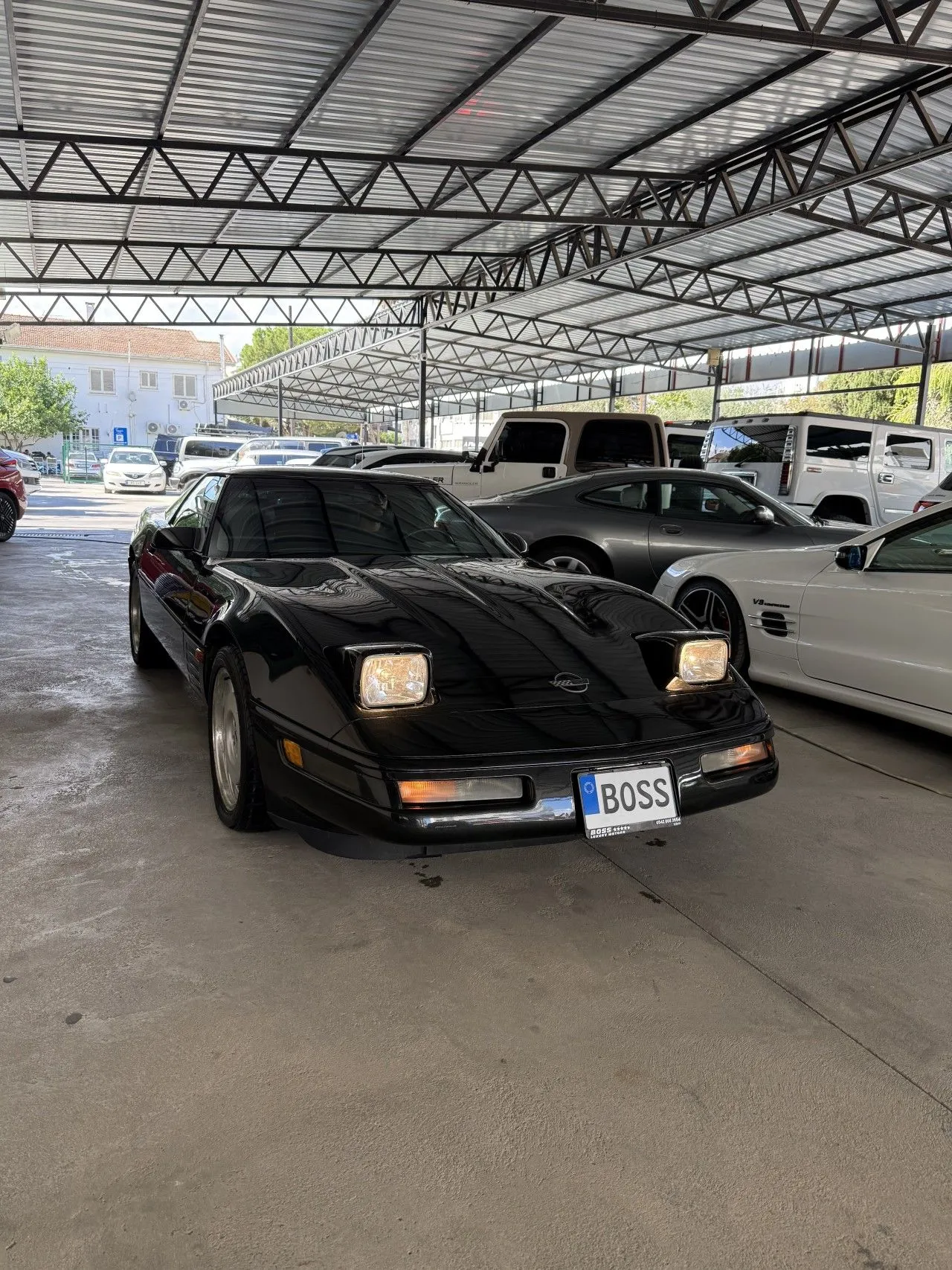 Boss Luxury Motors galerisinde siyah klasik Chevrolet Corvette C4