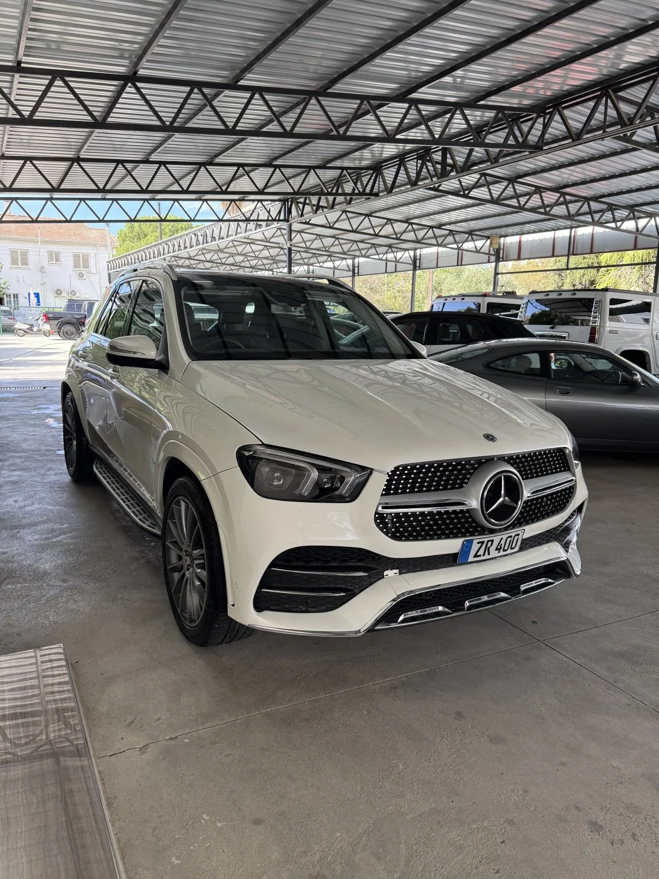 Boss Luxury Motors galerisinde beyaz Mercedes-Benz GLE 400 d